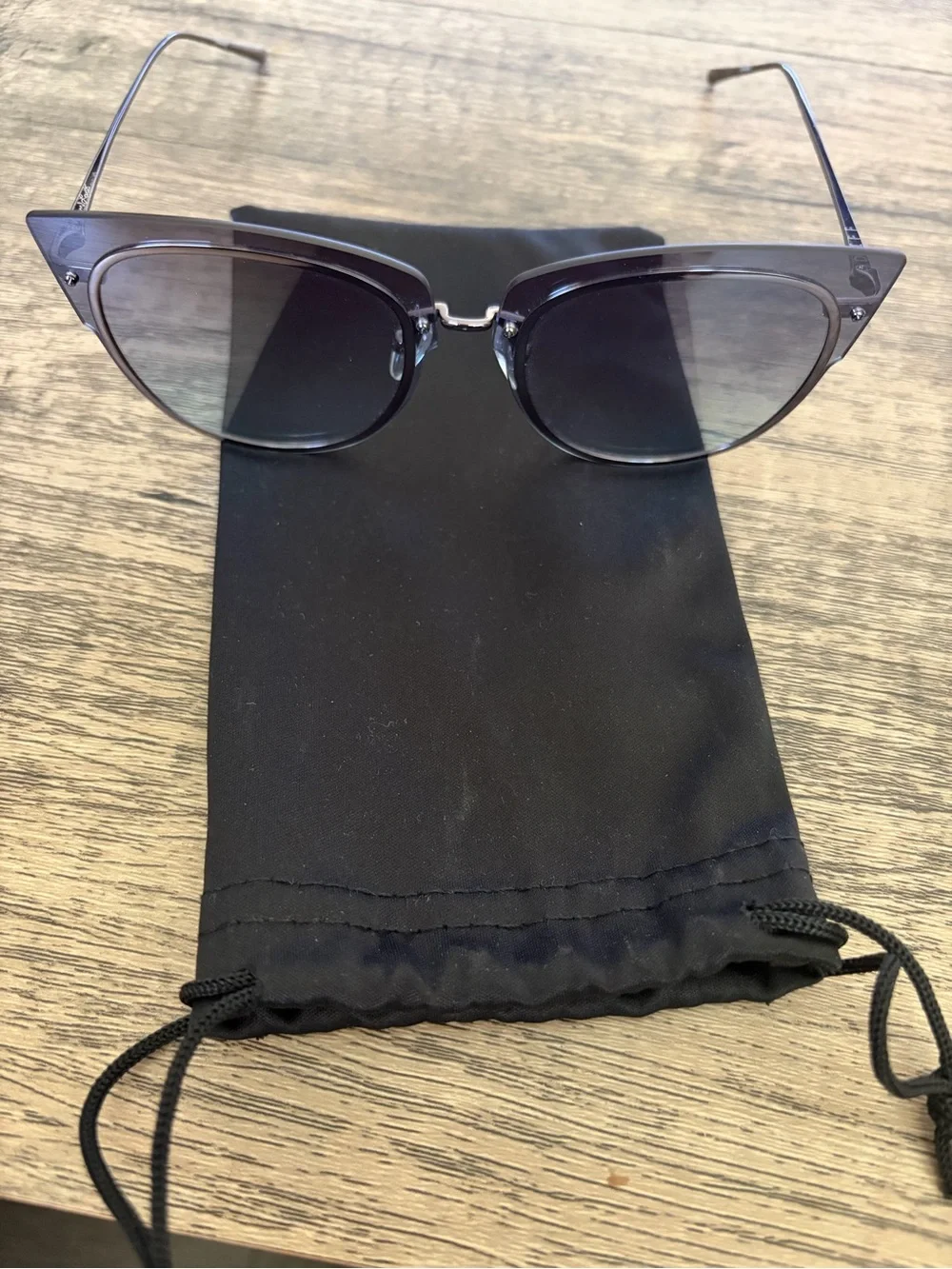 Stylish Women's Cat-Eye Sunglasses - Black/ Gray Gradient
